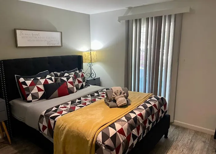 Vista To Red Rock Pets Friendly And Hot Tub Holiday home *